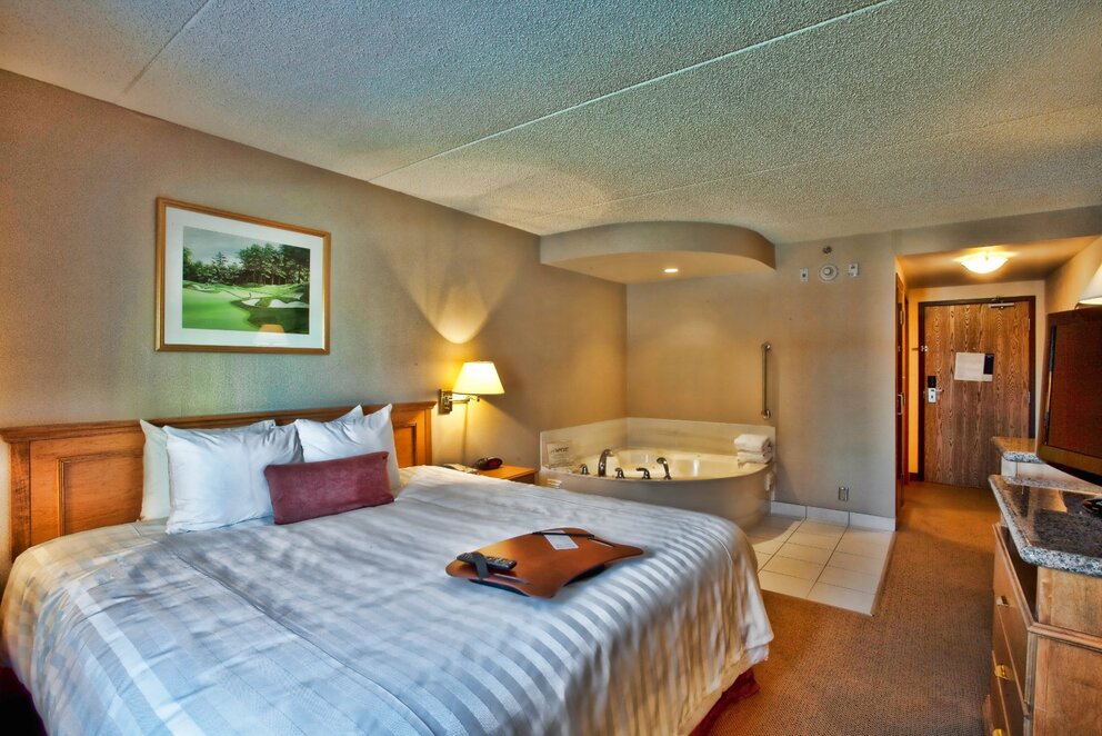 Humphry Inn & Suites Whirlpool Accommodations